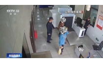 女子裤子内藏1公斤活虫入境，因体态异常被海关拦下